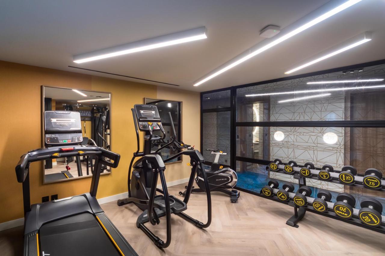 Barcelo Funchal Oldtown Hotel Eksteriør billede The gym at the 2018 London Marathon Village
