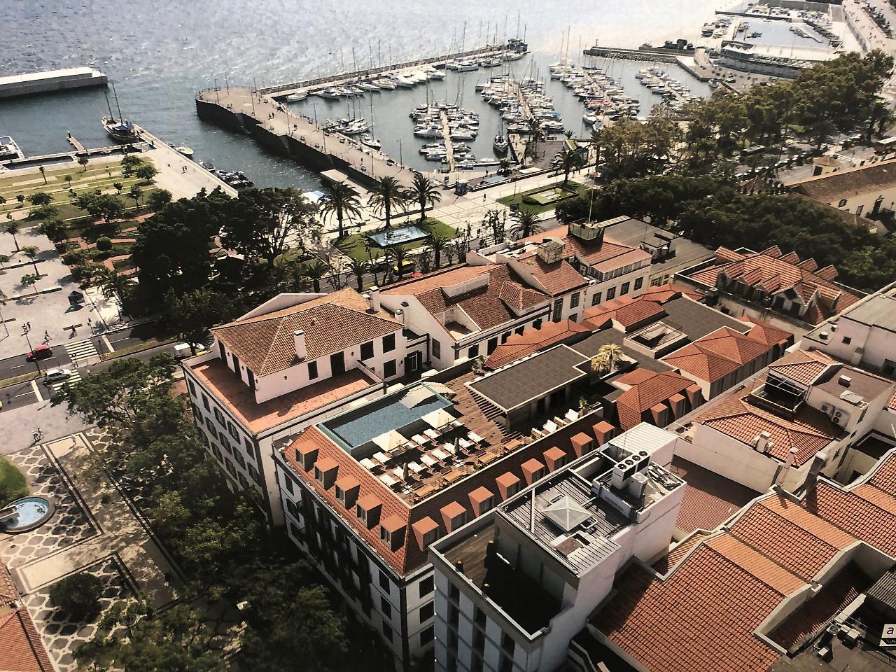 Barcelo Funchal Oldtown Hotel Eksteriør billede The rooftop pool at the Hotel de la Paix
